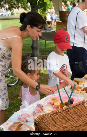 Madre con i suoi figli al mercato degli agricoltori Foto Stock