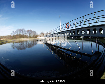 Bacinella piena di fresco e quasi acqua pulita nell'ultimo stadio di purificazione dell'acqua Tiel Paesi Bassi immagine fisheye Foto Stock