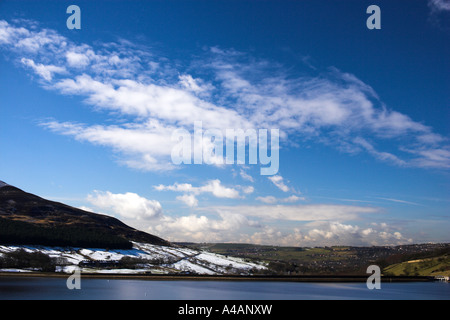 Una vista invernale del serbatoio DoveStone a Greenfield vicino a Oldham in Greater Manchester Inghilterra England Foto Stock