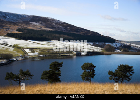 Una vista invernale del serbatoio DoveStone a Greenfield vicino a Oldham in Greater Manchester Inghilterra England Foto Stock