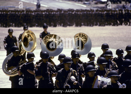 Filippine militari di brass band che suona durante la sfilata presso l'esercito alle celebrazioni del Giorno Manila, 22 marzo 1991 Foto Stock