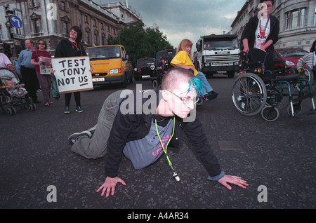 Disabilitato protester strisciando al parlamento di Westminster London SW1 Inghilterra Foto Stock