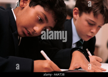 MANCHESTER Grammar School classroom, scolari iscritto presso le loro scrivanie, 1990 Foto Stock