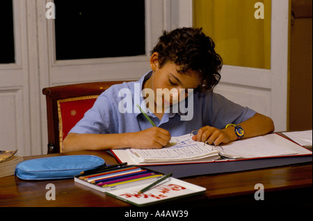 Un ragazzo fa il suo lavoro scuola,Cothill scuola è a pagamento privato scuola prep basato in Oxfordshire, Inghilterra Foto Stock