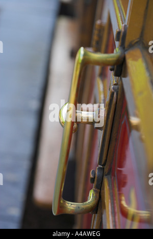 Maniglia della porta sulla ferrovia vittoriana coach Foto Stock