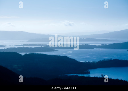 Guardando a Sud di Ben Lomond sul Loch Lomond Foto Stock