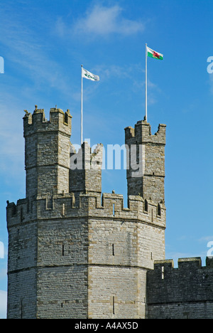 Torri e merli di Caernarfon Castle un monumento medievale nel Galles del Nord Regno Unito GB EU Europe Foto Stock