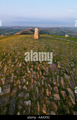 Il punto di innesco sul vertice di Mam tor si trova sulla cima di un tumulo dall'età del bronzo Derbyshire Peak District Inghilterra eye35.com REGNO UNITO Foto Stock