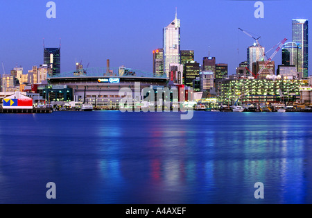 Vista del CBD di Melbourne Docklands, Melbourne, sul Fiume Yarra, Victoria, Australia, orizzontale Foto Stock