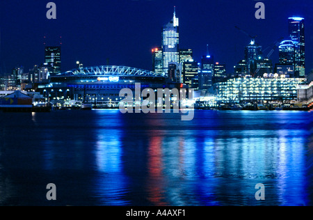 Vista del CBD di Melbourne Docklands, Melbourne, sul Fiume Yarra, Victoria, Australia, orizzontale Foto Stock