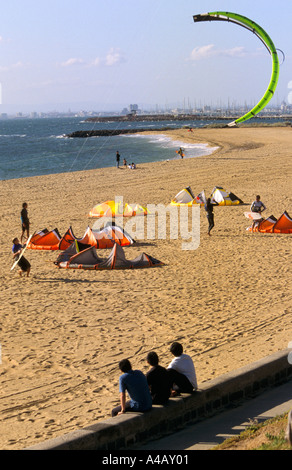 Il kitesurfing, Medio Spiaggia di Brighton, Melbourne, Port Phillip Bay, Victoria, Australia Foto Stock