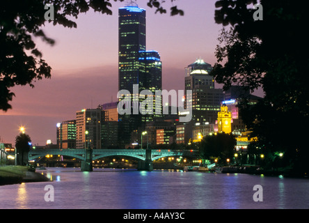 Vista lungo il fiume Yarra da Birrarung Marr al CBD, ,Melbourne, Victoria, Australia, orizzontale Foto Stock