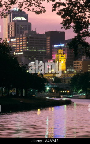 Vista lungo il fiume Yarra da Birrarung Marr al CBD, ,Melbourne, Victoria, Australia, verticale Foto Stock