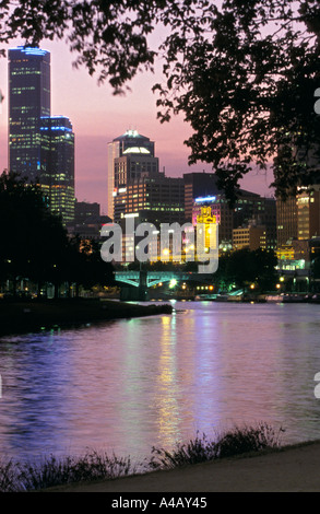Vista lungo il fiume Yarra da Birrarung Marr al CBD, ,Melbourne, Victoria, Australia, verticale Foto Stock