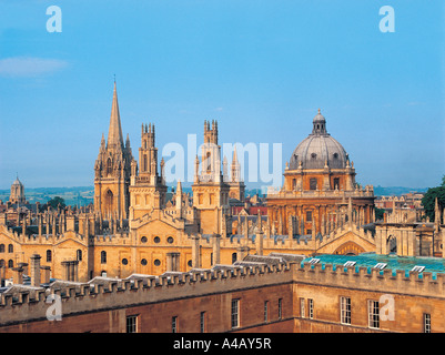 St Marys Chiesa, tutte le anime torri, Radcliffe Camera dai tetti, Oxford Foto Stock