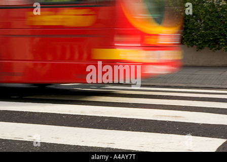 Bus rosso rigidi su strisce pedonali Foto Stock