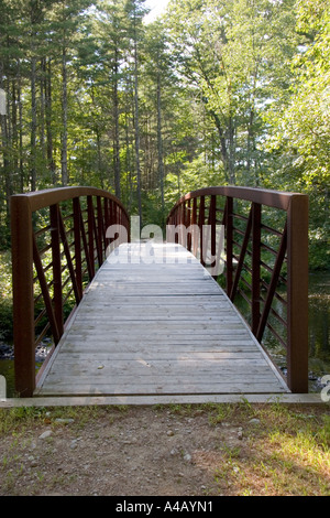 Piedi ponte attraverso il ramo intermedio del Fiume Piscataquog nella nuova Boston New Hampshire Foto Stock