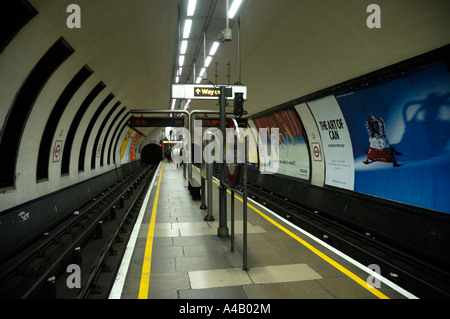 Vista la piattaforma a Clapham nord stazione della metropolitana nella zona sud di Londra, England, Regno Unito Foto Stock