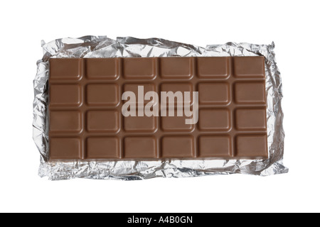 Barra di cioccolato ritagliata su sfondo bianco Foto Stock