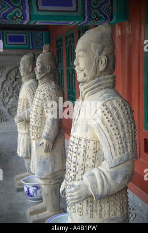 Guerrieri di terracotta in mostra presso la grande parete a Xingshu Foto Stock