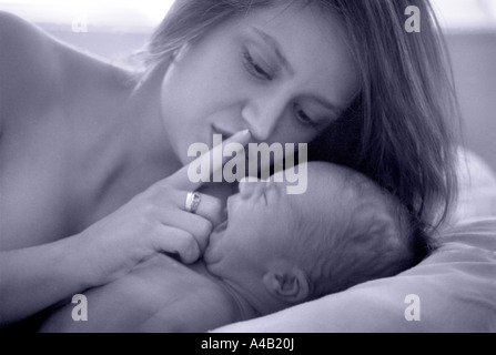 Madre shushing suo neonato che urla urla piangendo giovane mamma con il suo neonato per conoscere la maternità learning Foto Stock