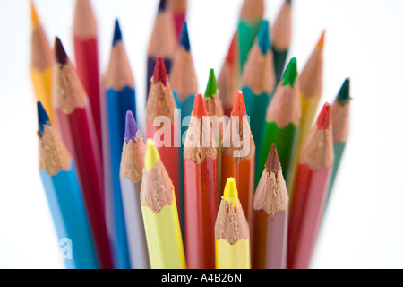 Gruppo di matite colorate in un recipiente su sfondo bianco Foto Stock