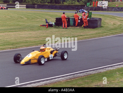 Formula Ford auto da corsa a un circuito di corsa di motore in Inghilterra GB UK 2002 Foto Stock