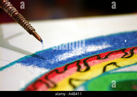 monaco tibetano che crea un mandala di sabbia Foto Stock