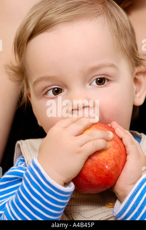 Carino piccolo ragazzo con un Apple Foto Stock