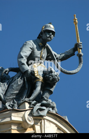 Fireman salvataggio di una vittima da incendio. Statua da Bohuslav Schnirch sul Pražská městská pojišťovna nella Piazza della Città Vecchia di Praga, Repubblica Ceca. Foto Stock