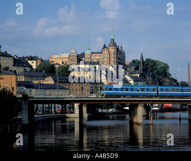 Blu della metropolitana di Stoccolma con treno Södermalm altezze oltre, dal quartiere Gamla Stan, Stoccolma, Svezia. Foto Stock