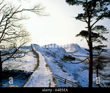Coperta di neve del Vallo di Adriano sopra Cuddy la falesia in inverno, vicino Housteads Fort, Northumberland, Inghilterra, Regno Unito. Foto Stock