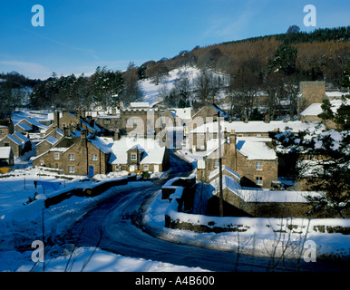 Piuttosto coperto di neve edifici di pietra del borgo Blanchland in inverno, Northumberland, Inghilterra, Regno Unito. Foto Stock