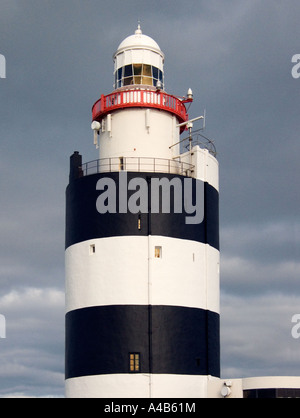 Verticale di vista ravvicinata della parte superiore della testa a gancio faro nella Contea di Wexford in Irlanda Foto Stock