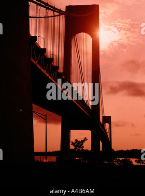 Verazanno Narrows Bridge in New York in silhouette Foto Stock