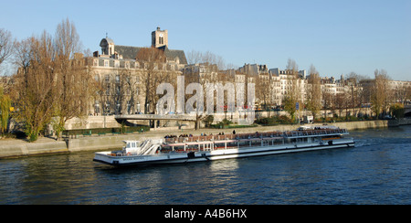 Un inverno in scena a Parigi come un tour viaggi in barca lungo il fiume Senna vicino a l'Ile de la Cité Foto Stock