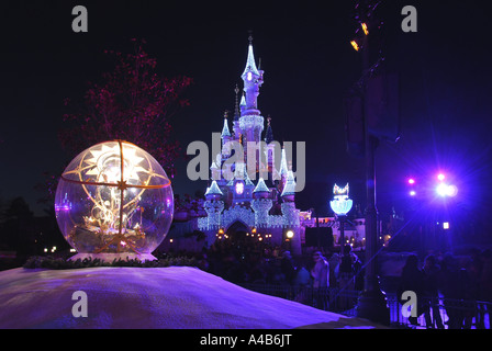 Le luci di Natale si accendono il castello da favola a Disneyland a Parigi. Foto Stock