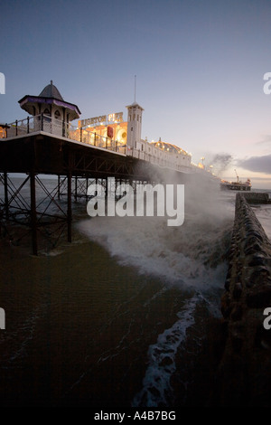 Brightons famoso Palace Pier su un vento spazzata di notte Foto Stock