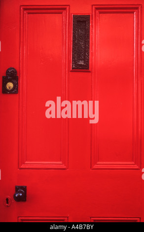 Eleganti pannelli porta anteriori dipinta di fresco Post Office rosso con finitura a martello appena verniciato nero letterbox parzializzatore di chiave e la manopola Foto Stock