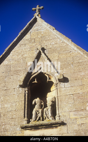 Nicchia sopra la chiesa di pietra arenaria portico in cui maschi e femmine di figure hanno perso le loro teste nel XVI secolo la riformazione Foto Stock