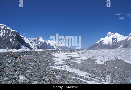 Un elicottero atterra al ghiacciaio Inylchek base camp Foto Stock