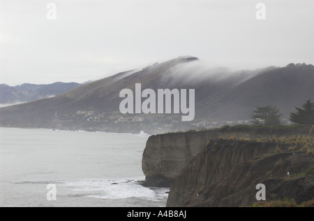 Mattinata nebbiosa sulla costa scogliere Avila Beach California centrale USA Gennaio 2007 Foto Stock