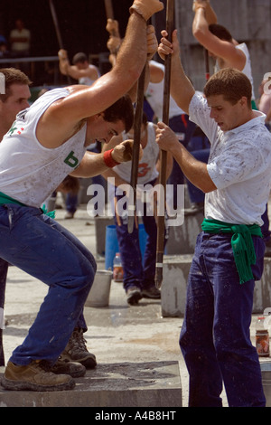 Barrenador (pietra di foratura concorrenti, basco uomo forte giochi, Aste Nagusia, Bilbao, Paesi Baschi. Foto Stock