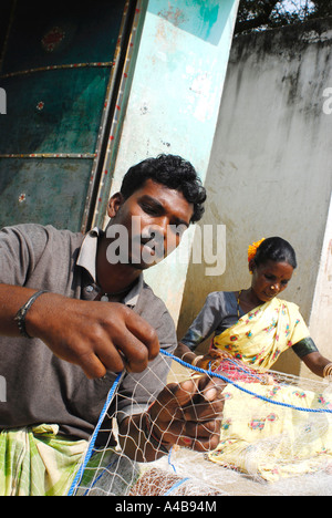 Immagine di stock di tribale indiano pescatori pescatori a riparare le reti da pesca vicino a Chennai Tamil Nadu India Foto Stock