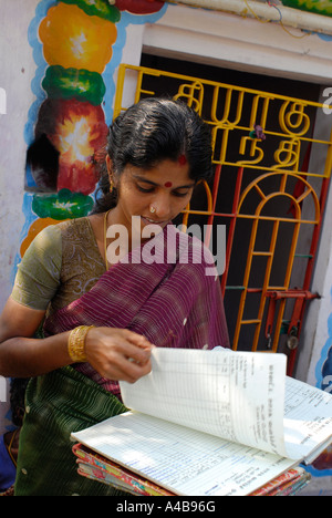 Immagine di stock di piccoli prestiti business meeting con villaggio tribali dalit donne vicino a Chennai Tamil Nadu India Foto Stock