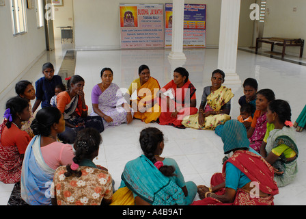 Immagine di stock di indiani Dalit villaggio tribale donna incontro per discutere di small business prestiti vicino Chennai Tamil Nadu India Foto Stock