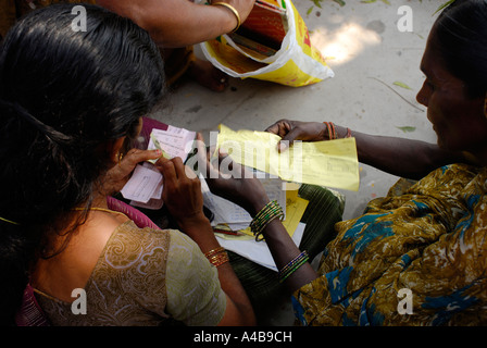 Immagine di stock di piccoli prestiti business meeting con villaggio tribali dalit donne vicino a Chennai Tamil Nadu India Foto Stock