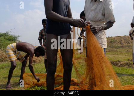 Immagine di stock di villaggio tribali dalit le persone con le loro reti da pesca vicino a Chennai Tamil Nadu India Foto Stock