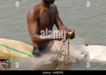 Immagine di stock di dalit villaggio tribale pescatore tira nel suo netto sulle sponde di un lago vicino a Chennai Tamil Nadu India Foto Stock