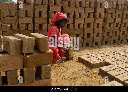 Immagine di stock di dalit villaggio tribale ragazza che lavora in un adobe fabbrica di mattoni vicino Chennai Tamil Nadu India Foto Stock